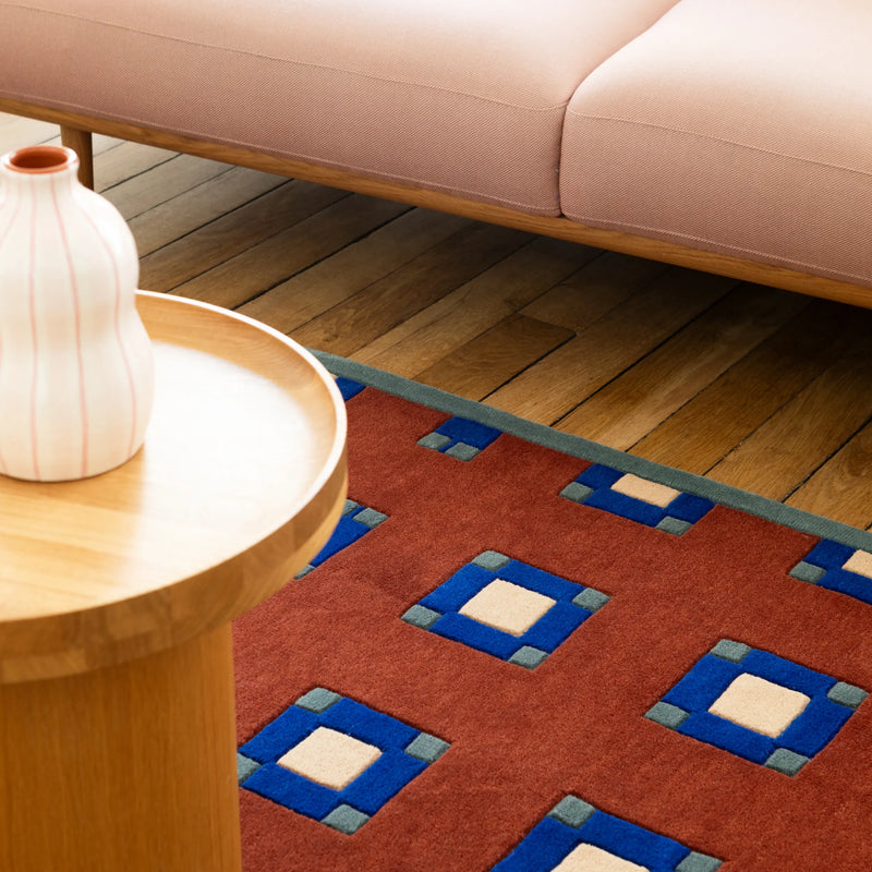 Mariage de couleurs : comment sublimer un tapis en laine rouge ?