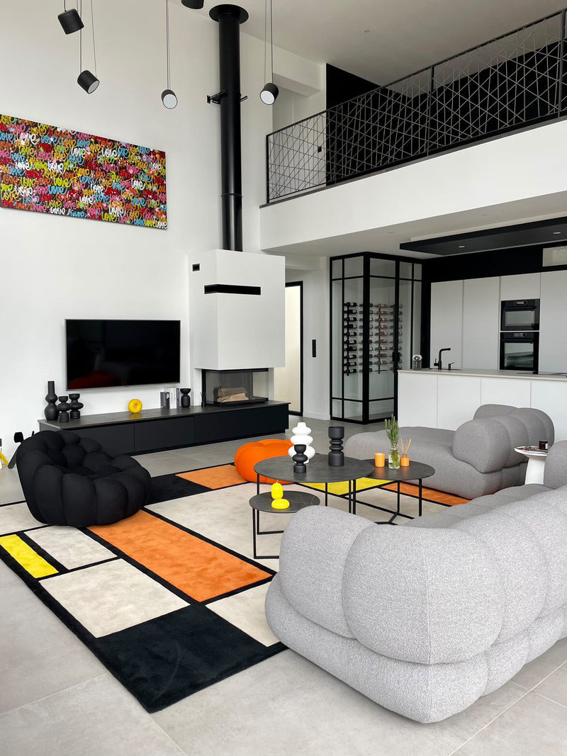 Sublimez votre canapé gris avec le tapis parfait : Conseils pour une décoration sans faute