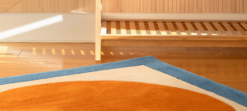 Tapis orange et bois